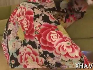 美しい オリエンタル 座っています 上の 大きい ディルド