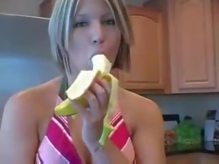 Paige hilton ngon chuối trêu chọc