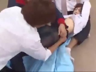 Νέος γυναίκα σε καλτσόν rapped με 3 juveniles βυζιά τρίβονται μουνί έγλειψε και λαθροχείρ σε ο locker δωμάτιο