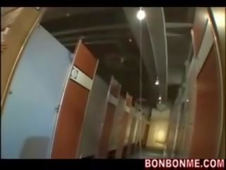 Buah dada besar jepang seductress nuded kacau di bersih kafe
