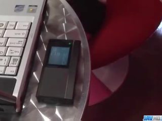 Красива rino mizusawa радва тя нов играчка вътре на путка