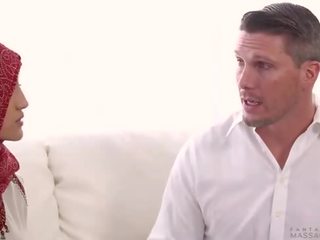 Необикновен млад индийски повикване момиче получаване на а дълбоко тъкан масаж на на маса