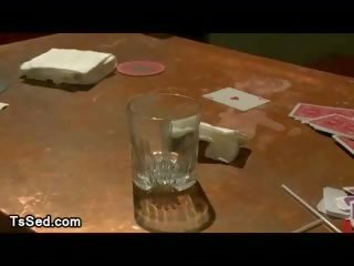 شرقي الخبر الملاعين مربوط فوق فتى في throath و بعقب في ل قاع