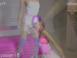 Češnja dama 19 exercising, lolli in penis lizanje
