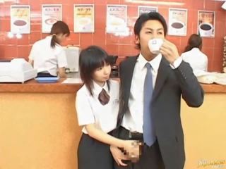 他 得到 到 知道 他的 日本语 母亲 真 很好 