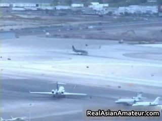 Asia keindahan menyebalkan bigcock di sebuah bandara